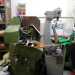 A parte una macchina verde militare vintage che attira la nostra attenzione, non notiamo particolari pezzi di antiquariato allinterno del negozio
